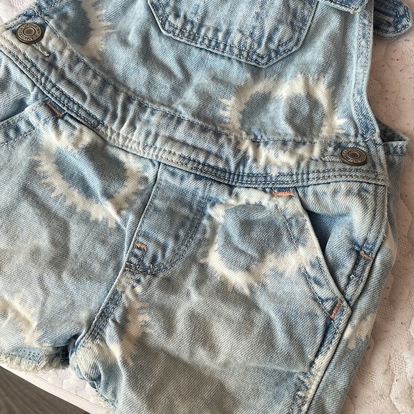 The Gap denim shorts romper - size 12-18 months - Picture 3 of 3